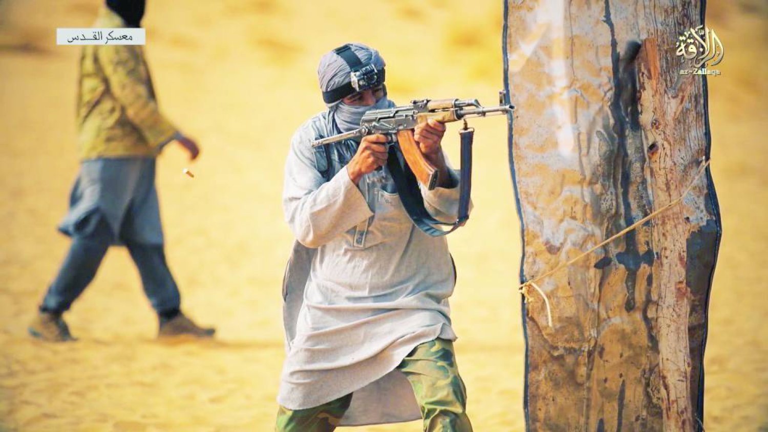 أرشيفية لمقاتلين من جماعة «نصرة الإسلام والمسلمين» التي تتبع «القاعدة» في صحراء مالي (مؤسسة الزلاقة - ذراع القاعدة الإعلامية)