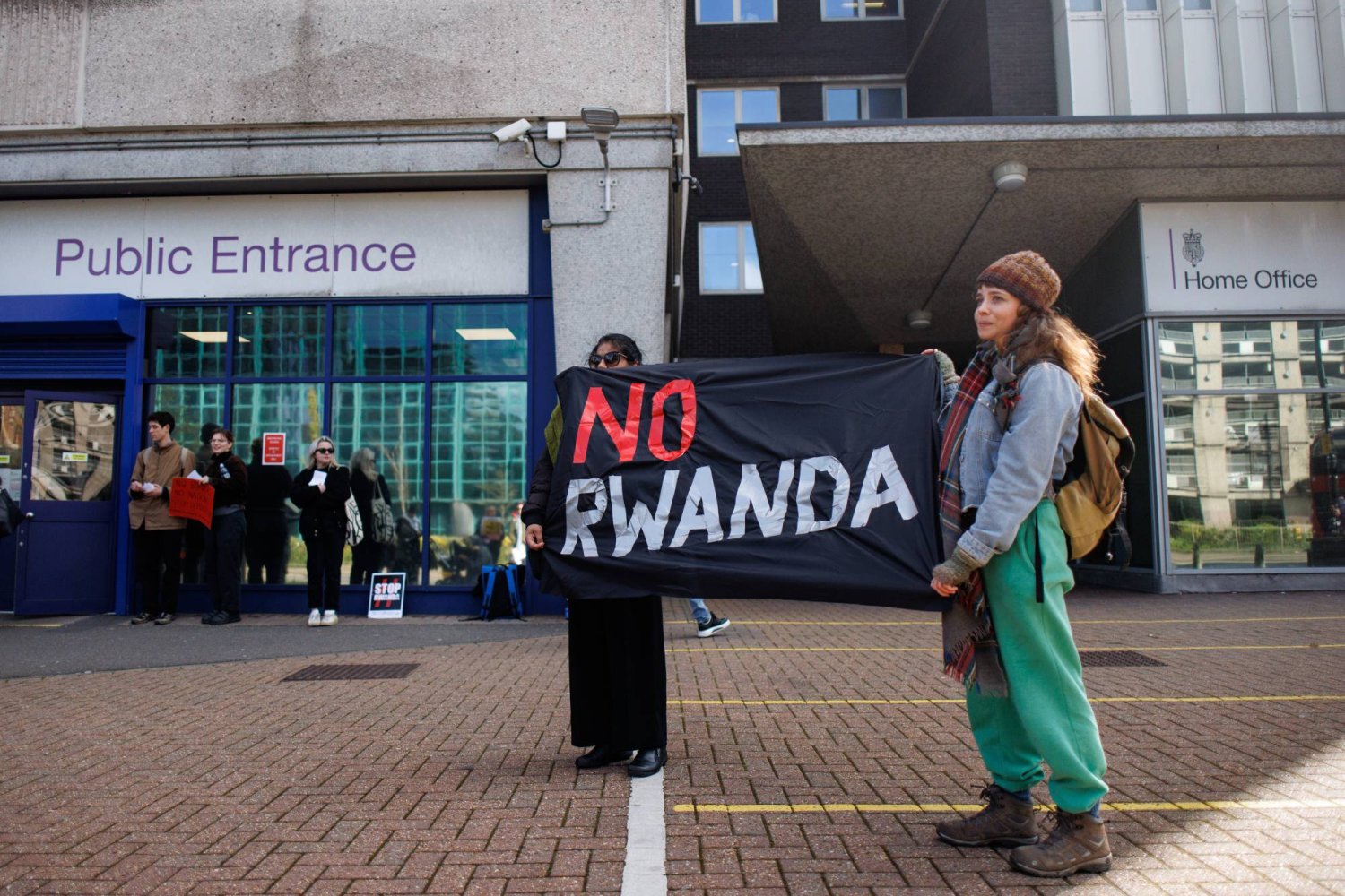 ناشطون يحتجون على قانون الترحيل إلى رواندا الذي اعتمدته الحكومة البريطانية خارج مركز الهجرة جنوب لندن (إ.ب.أ)