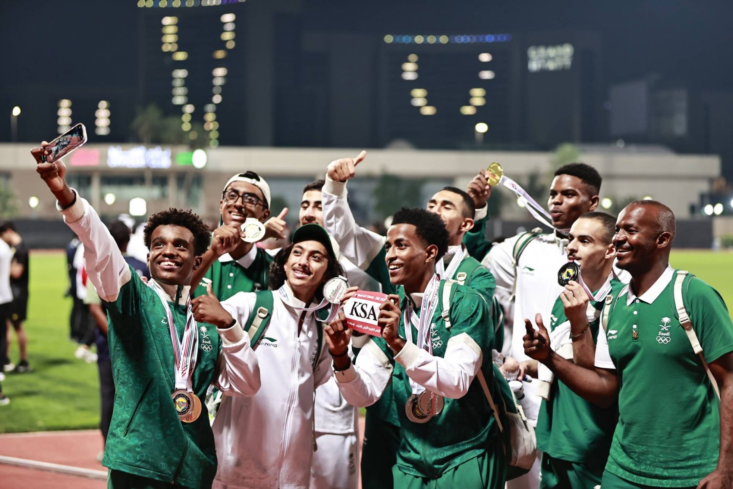 لاعبوى القوى السعودية يحتفلونهم بميدالياتهم في الدورة (الشرق الأوسط)