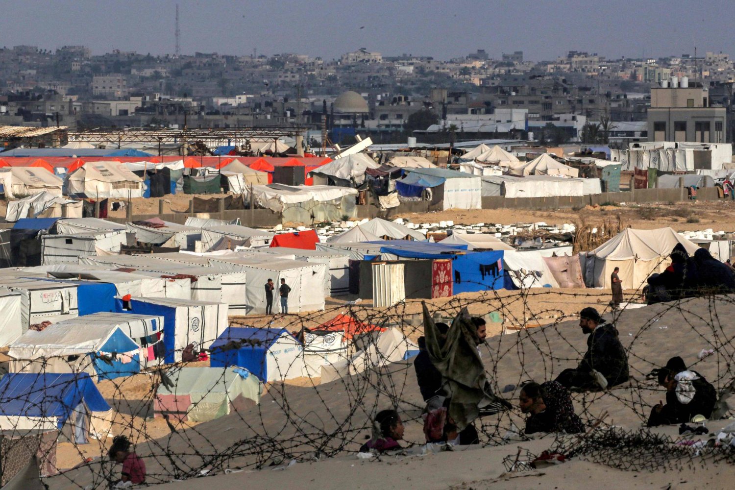 مخيم للنازحين في رفح بجنوب قطاع غزة كما بدا يوم أمس (ا.ف.ب)