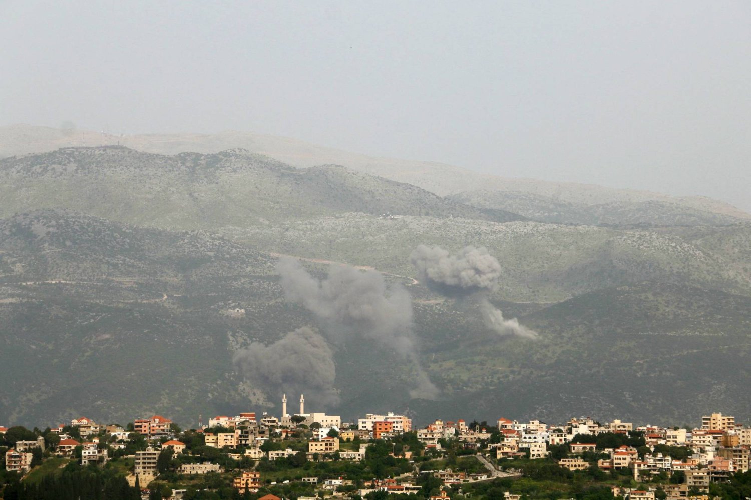 دخان يتصاعد بعد غارة إسرائيلية على قرية كفر شوبا بجنوب لبنان (أرشيفيىة - أ.ف.ب)