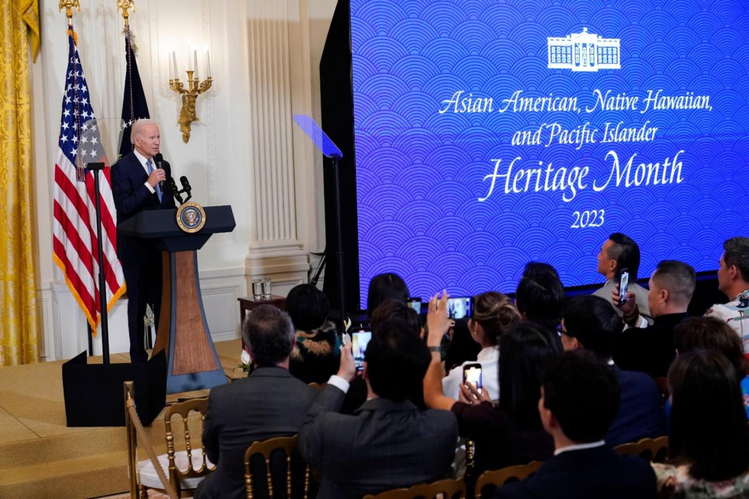 Bu arşiv fotoğrafında Başkan Joe Biden 8 Mayıs 2023'te, Washington'daki Beyaz Saray'ın Doğu Odası'nda "American Born Chinese" dizisinin gösteriminden önce Asyalı Amerikalılar, Hawaii Yerlileri ve Pasifik Adaları Yerlileri Miras Ayı kutlamaları münasebetiyle konuşuyor (AP)