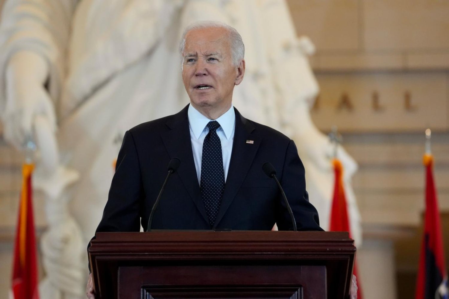 ABD Başkanı Joe Biden, 7 Mayıs 2024'te konuşurken. Yeni bir haber, Biden yönetiminin İsrail'in olası savaş suçlarına ilişkin bir soruşturmayı süresiz olarak durdurduğunu ortaya koyuyor (AP)