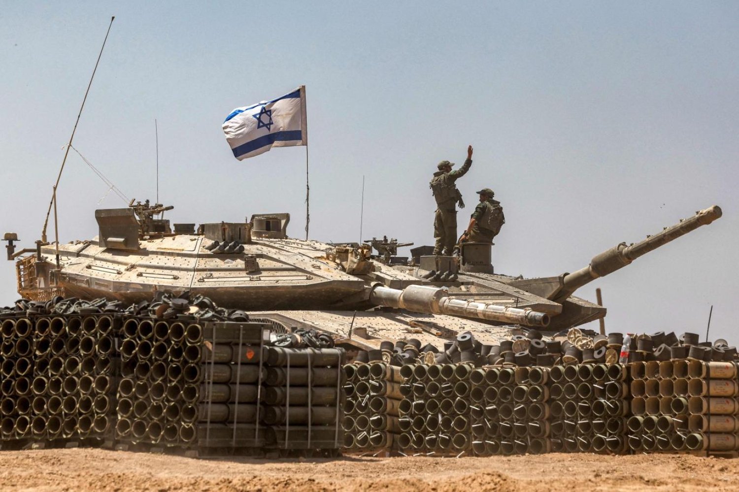 İsrail ordusu, Gazze Şeridi sınırına yakın bölgelerde tanklarını hazır tutuyor (AFP)