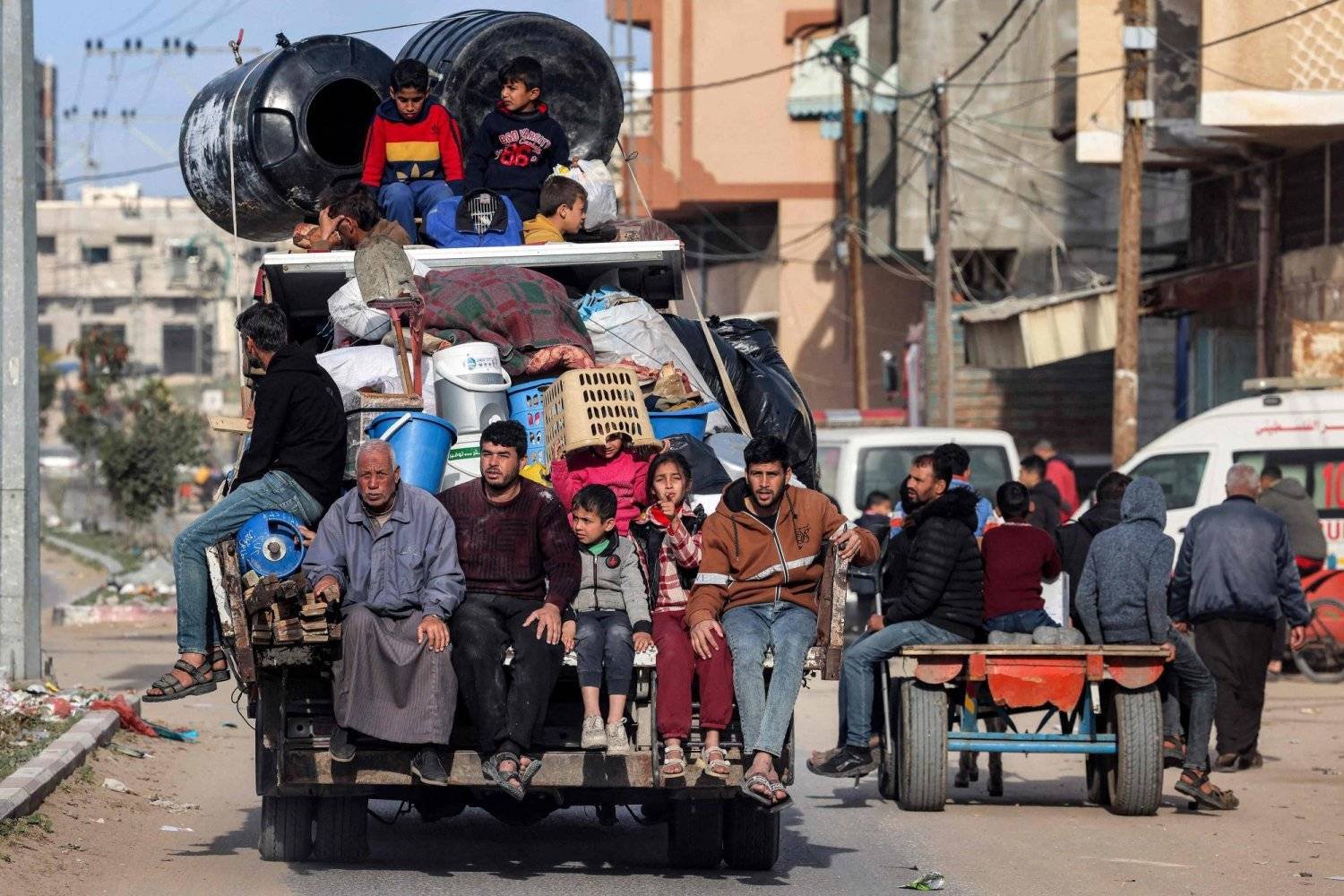 عائلة فلسطينية على ظهر شاحنة تفر من رفح باتجاه وسط القطاع (أ.ف.ب)
