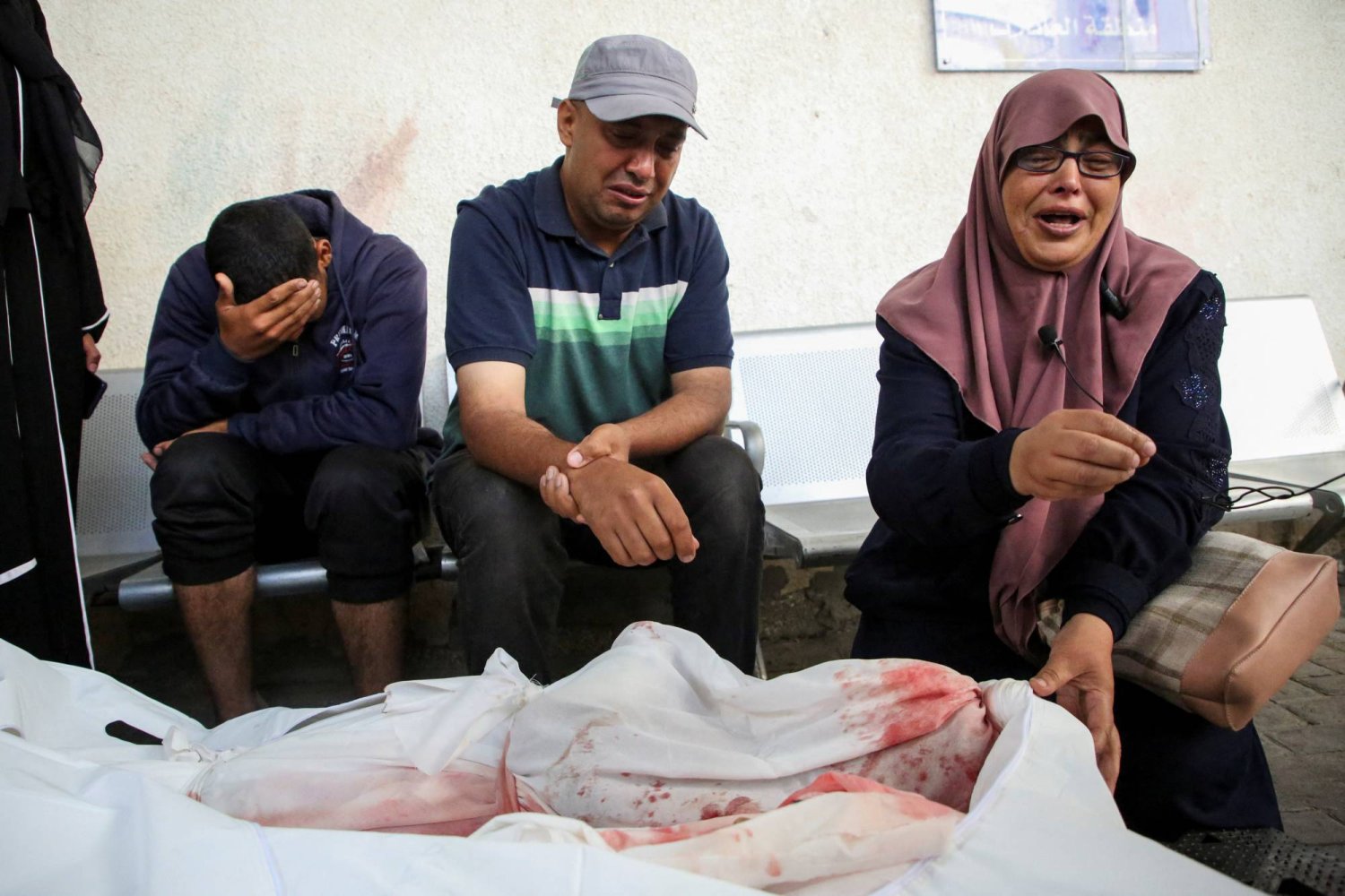 فلسطينيون يبكون جثث أقاربهم القتلى في قصف إسرائيلي علي رفح (رويترز)