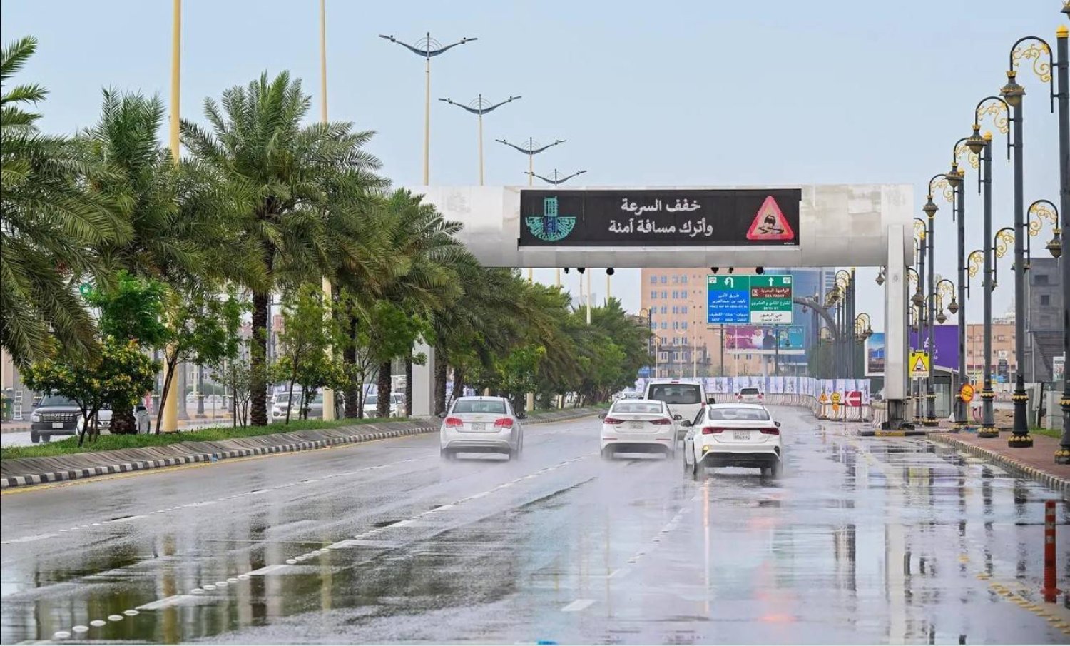 أدت الأجواء الماطرة والرياح الشديدة في السعودية إلى تعليق الدراسة (واس)