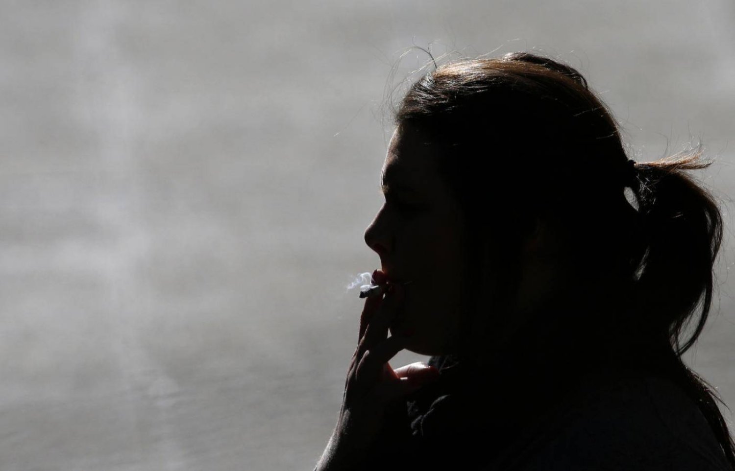التدخين أثناء الحمل يضر بصحة الأم والجنين (رويترز)