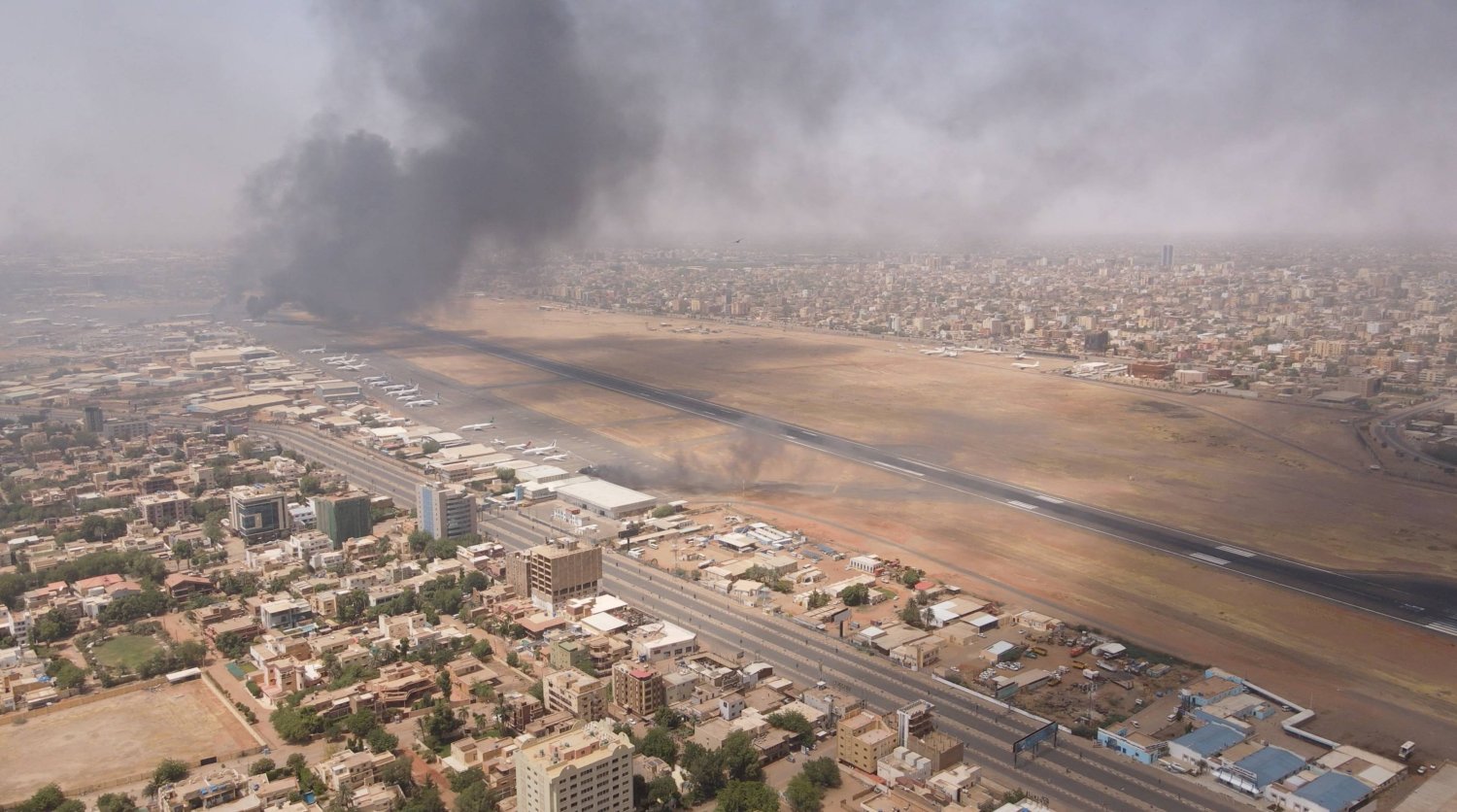 صورة أرشيفية تُظهر دخاناً يتصاعد فوق مدينة الخرطوم مع اشتباك الجيش السوداني وقوات الدعم السريع 15 أبريل 2023 (رويترز)