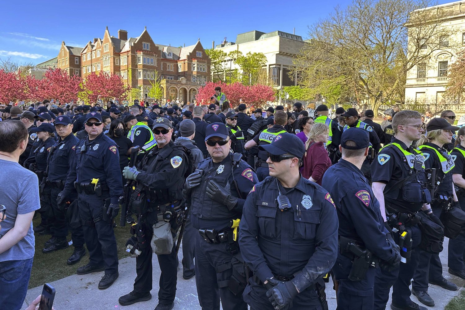 تجمعات للشرطة أمام جامعة ويسكونسن الأربعاء بعد إزالة خيام المتظاهرين (أ.ب)
