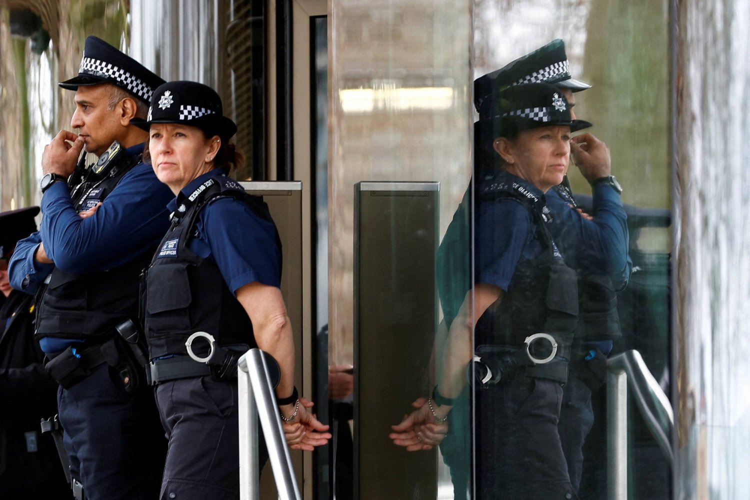 عناصر شرطة يقفون خارج نيوسكوتلاند يارد المقر الرئيسي لشرطة العاصمة البريطانية لندن 21 مارس 2023 (رويترز)