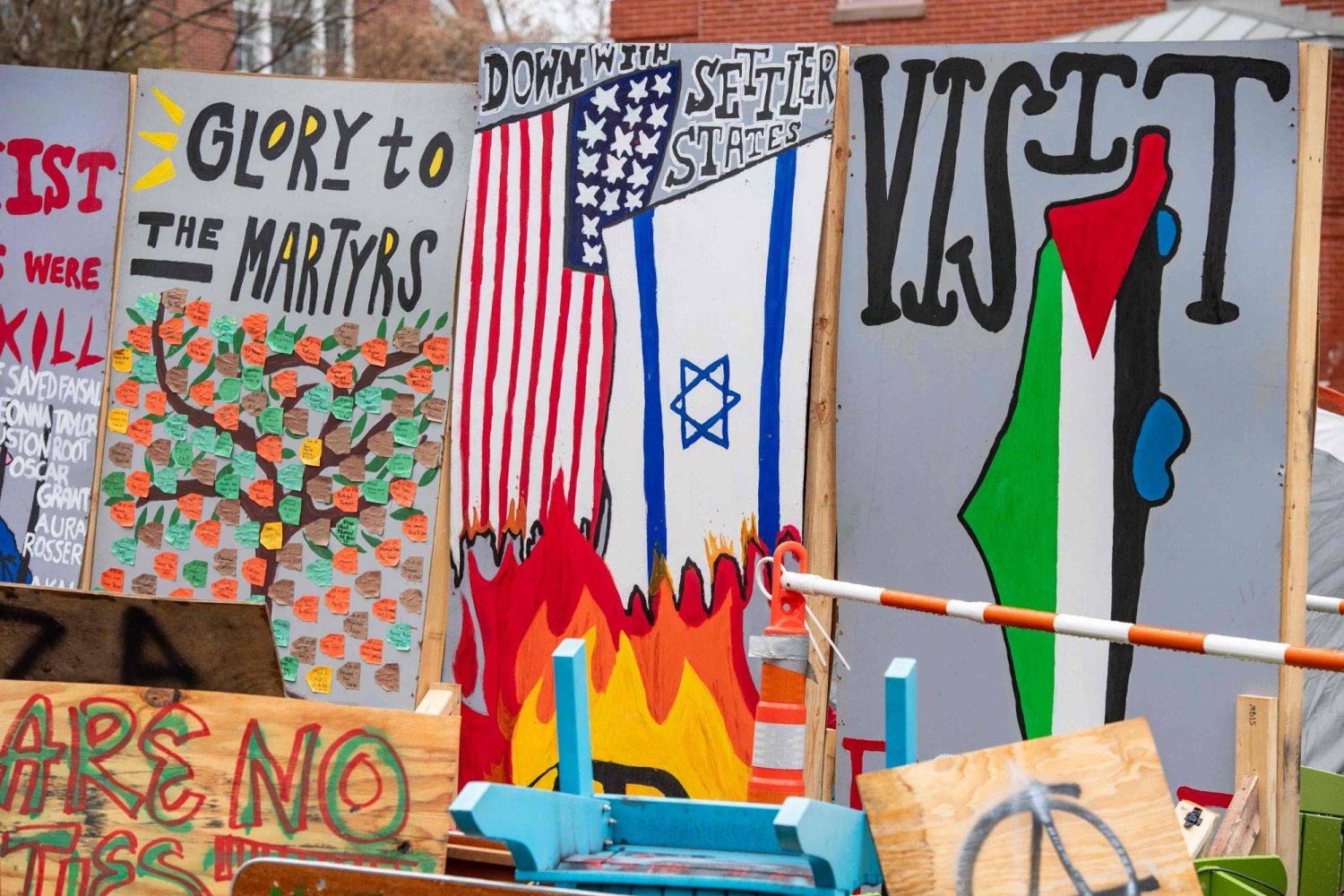 لافتات في مخيم الاحتجاج المؤيد للفلسطينيين في جامعة تافتس في ميدفورد ماساتشوستس (أ.ف.ب)