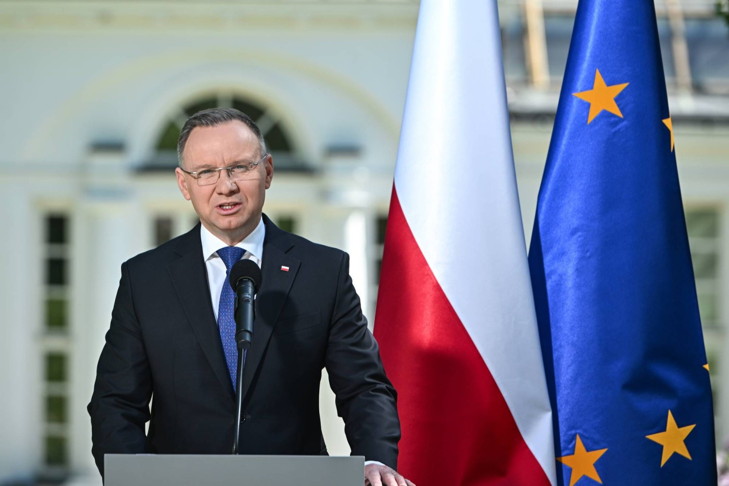 الرئيس البولندي أندريه دودا يتحدث خلال مؤتمر صحافي أمام القصر الرئاسي في وارسو (إ.ب.أ)