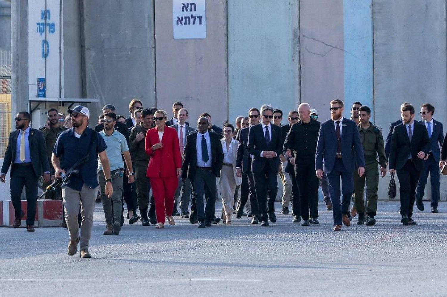  US Secretary of State Antony Blinken walks with Israeli Defense Minister Yoav Gallant and UN Senior Humanitarian and Reconstruction Coordinator for Gaza Sigrid Kaag at the Kerem Shalom border crossing with the Gaza Strip in southern Israel on May 1, 2024. (AFP) 