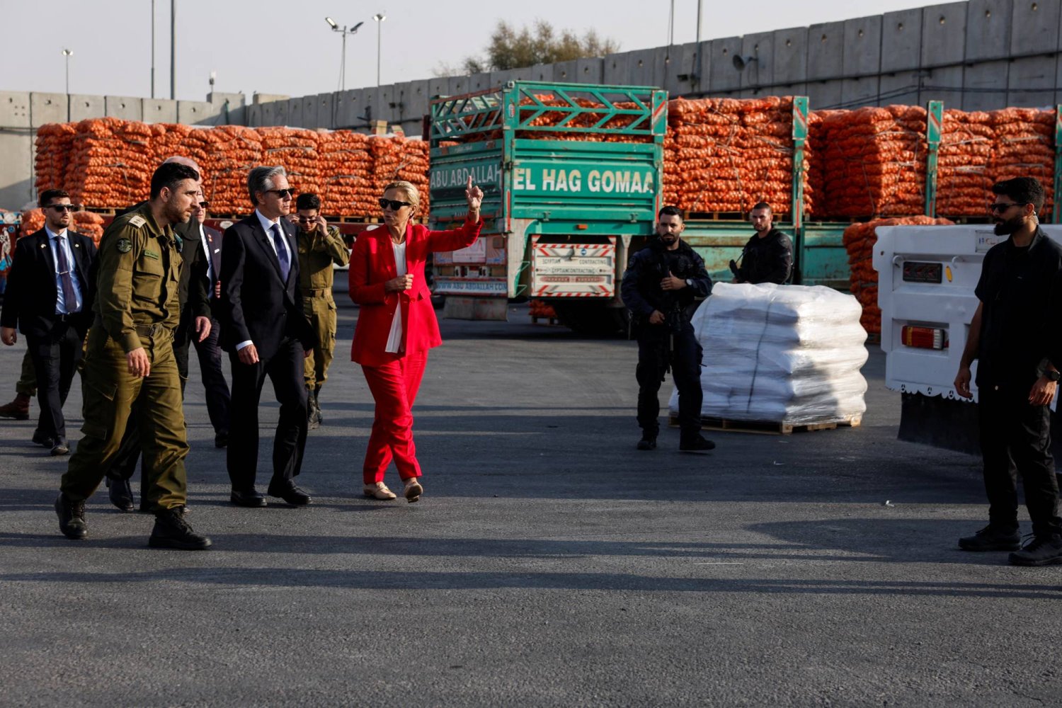 وزير الخارجية الأميركي أنتوني بلينكن يسير مع منسقة الأمم المتحدة للشؤون الإنسانية وإعادة الإعمار في غزة سيغريد كاغ عند معبر كرم أبو سالم الحدودي (رويترز)