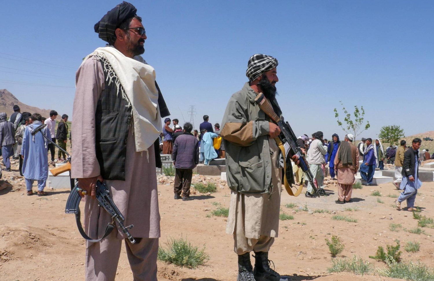 مسلحون من «طالبان» في مراسم دفن ضحايا الهجوم في منطقة غوزارا بمقاطعة هرات 30 أبريل 2024 (أ.ف.ب)