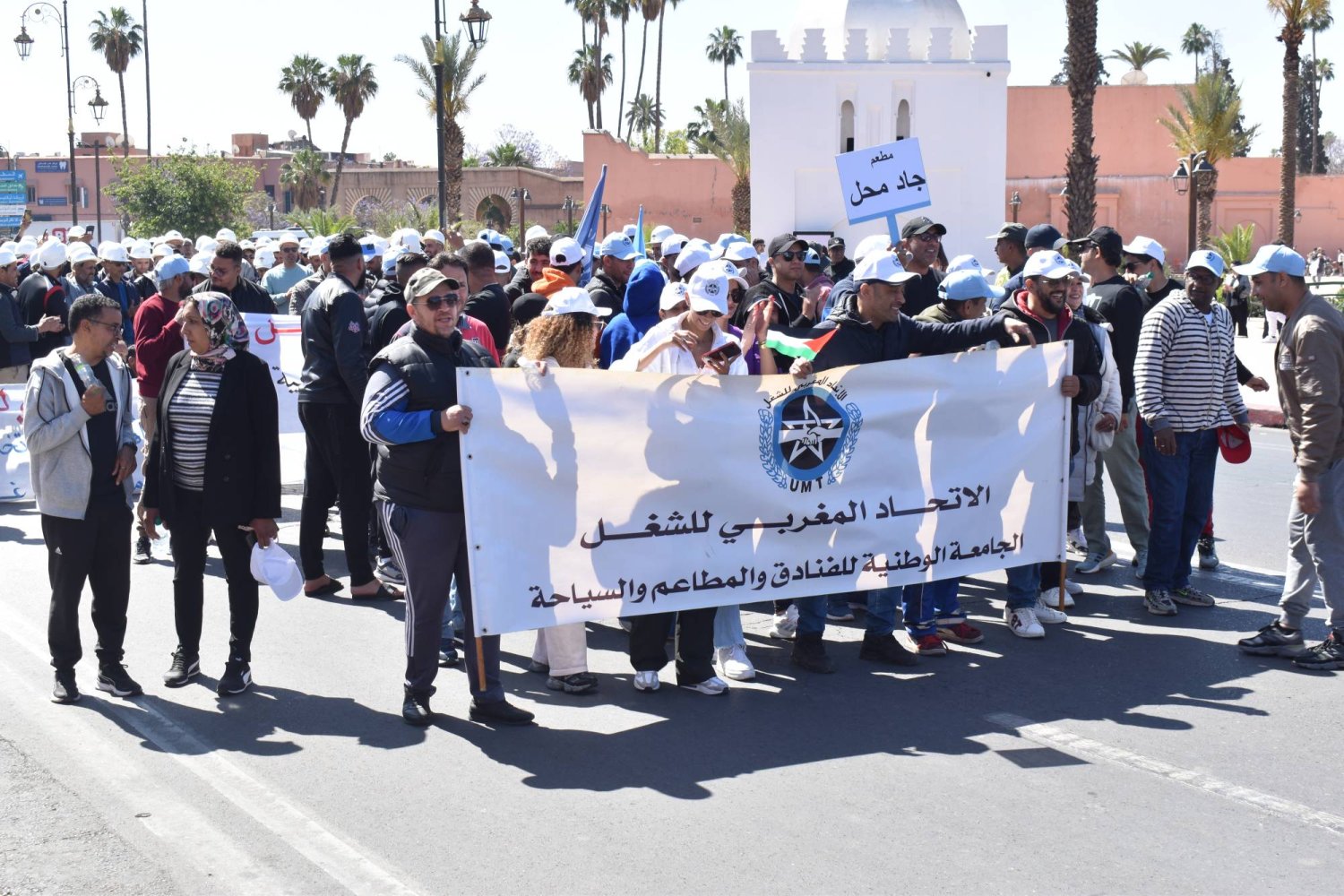 مسيرات العمال تتجه نحو ساحة باب دكالة الذي يشكل أحد الأبواب الرئيسية لمراكش (أ.و.ب)
