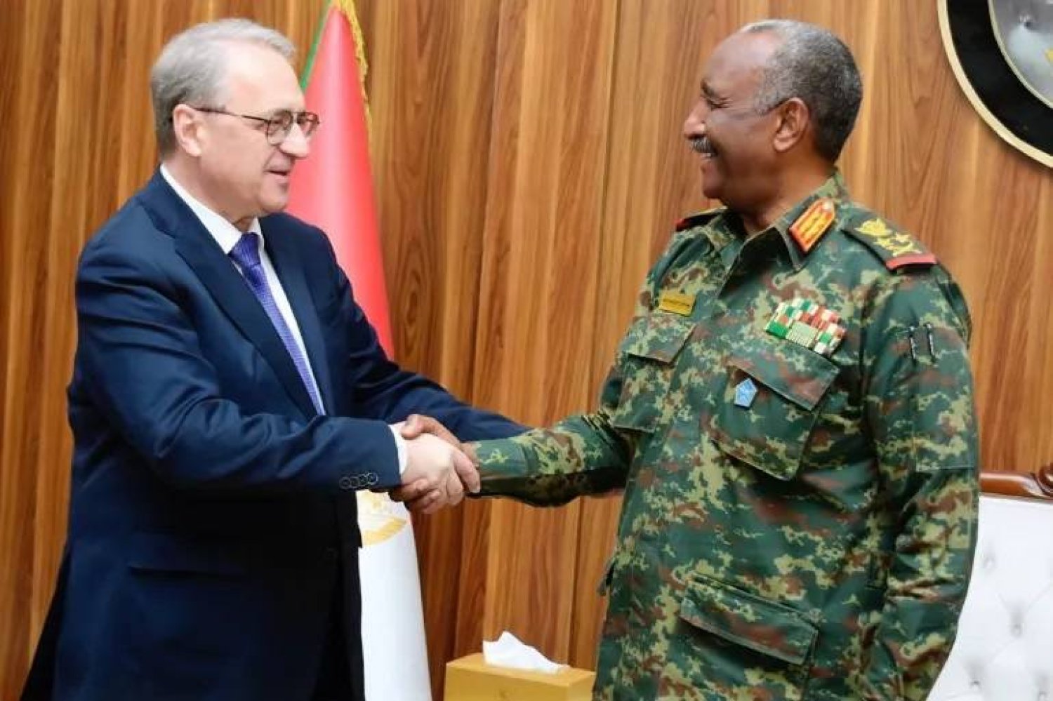 Sudan Egemenlik Konseyi Başkanı ve Ordu Komutanı Korgeneral Abdulfettah el-Burhan ve Ukrayna Devlet Başkanı Vladimir Zelenskiy, 23 Eylül'de İrlanda'nın Shannon Havalimanı'nda bir araya geldi. (AFP)
