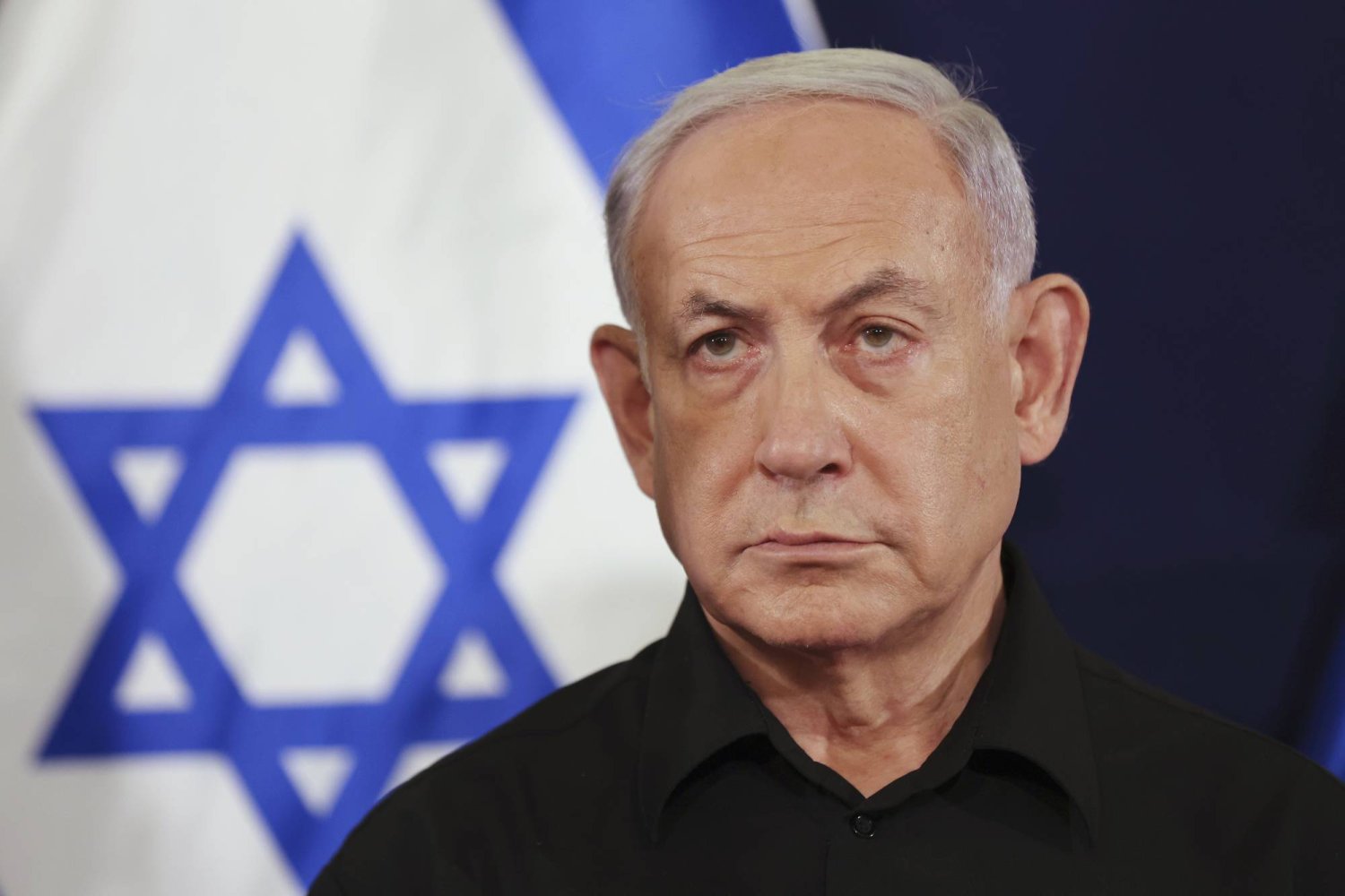 رئيس الوزراء الإسرائيلي بنيامين نتنياهو خلال مؤتمر صحافي في قاعدة كيريا العسكرية في تل أبيب بإسرائيل 28 أكتوبر 2023 (أ.ب)