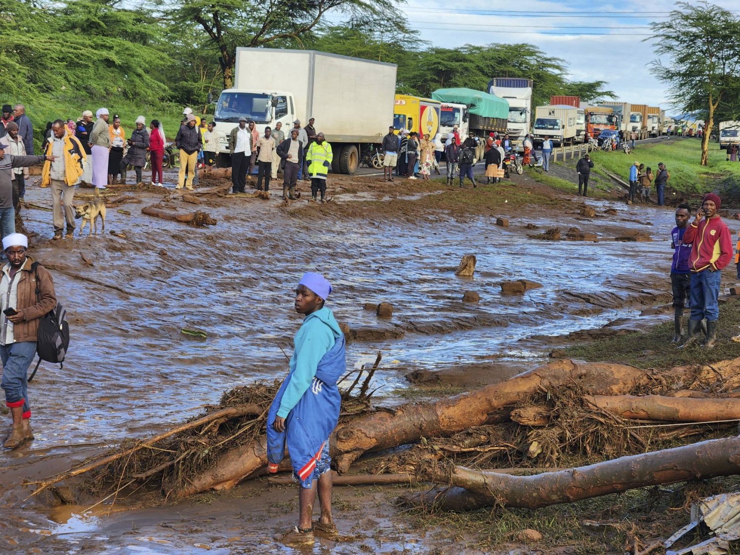 انهيار سد للمياه شمال العاصمة الكينية جراء الأمطار الغزيرة (أ.ب)