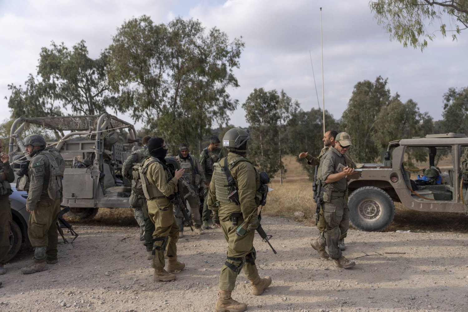 مجموعة من الجنود الإسرائيليين عند الحدود مع قطاع غزة (أ.ب)