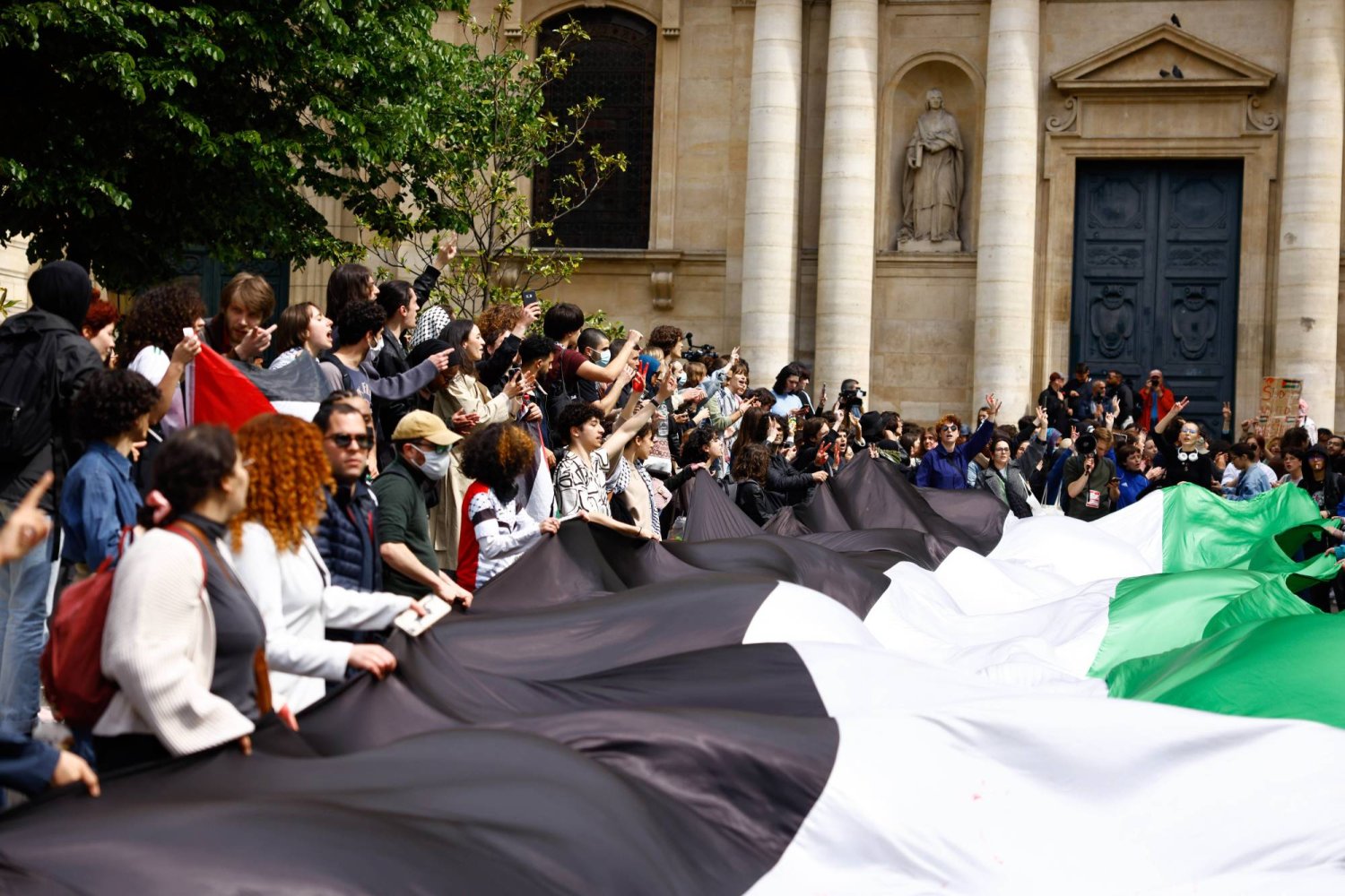 طلاب مؤيدون لغزة لدى اعتصامهم خارج مبنى جامعة السوربون في باريس الاثنين (إ.ب.أ)