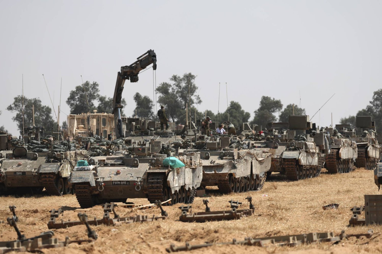 دبابات إسرائيلية تحتشد قرب مدينة رفح في أقصى جنوب قطاع غزة أمس (إ.ب.أ)