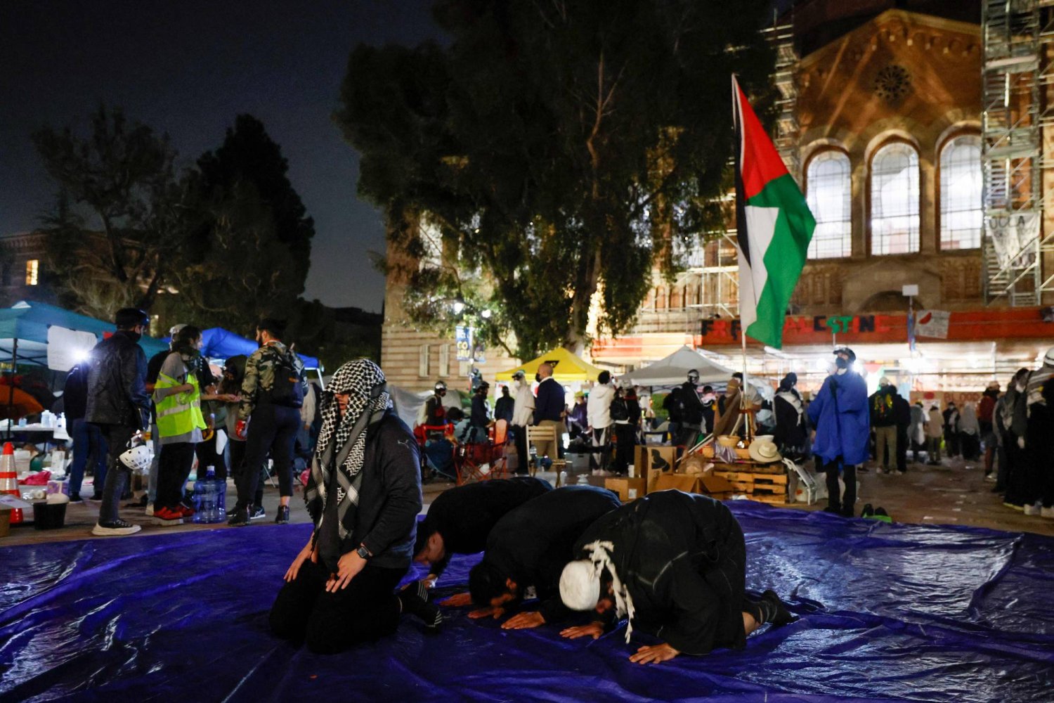 متظاهرون مناهضون للحرب بغزة في جامعة كاليفورنيا  (أ.ف.ب)