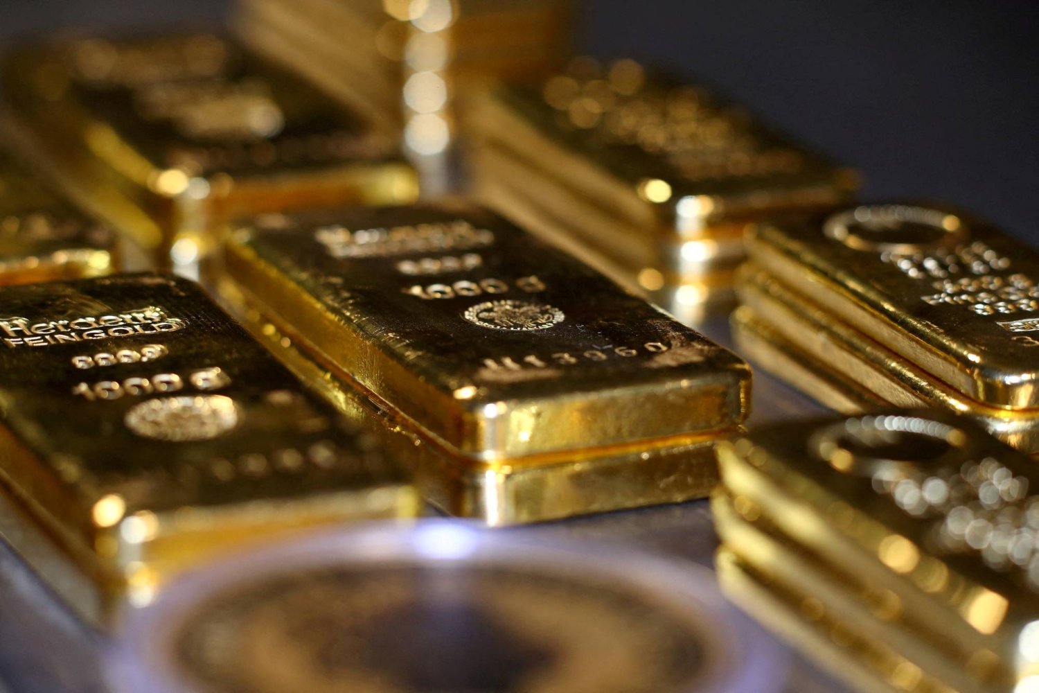 سبائك ذهبية مكدسة في غرفة صناديق الودائع الآمنة في دار الذهب «برو أوروم» في ميونيخ بألمانيا (رويترز)