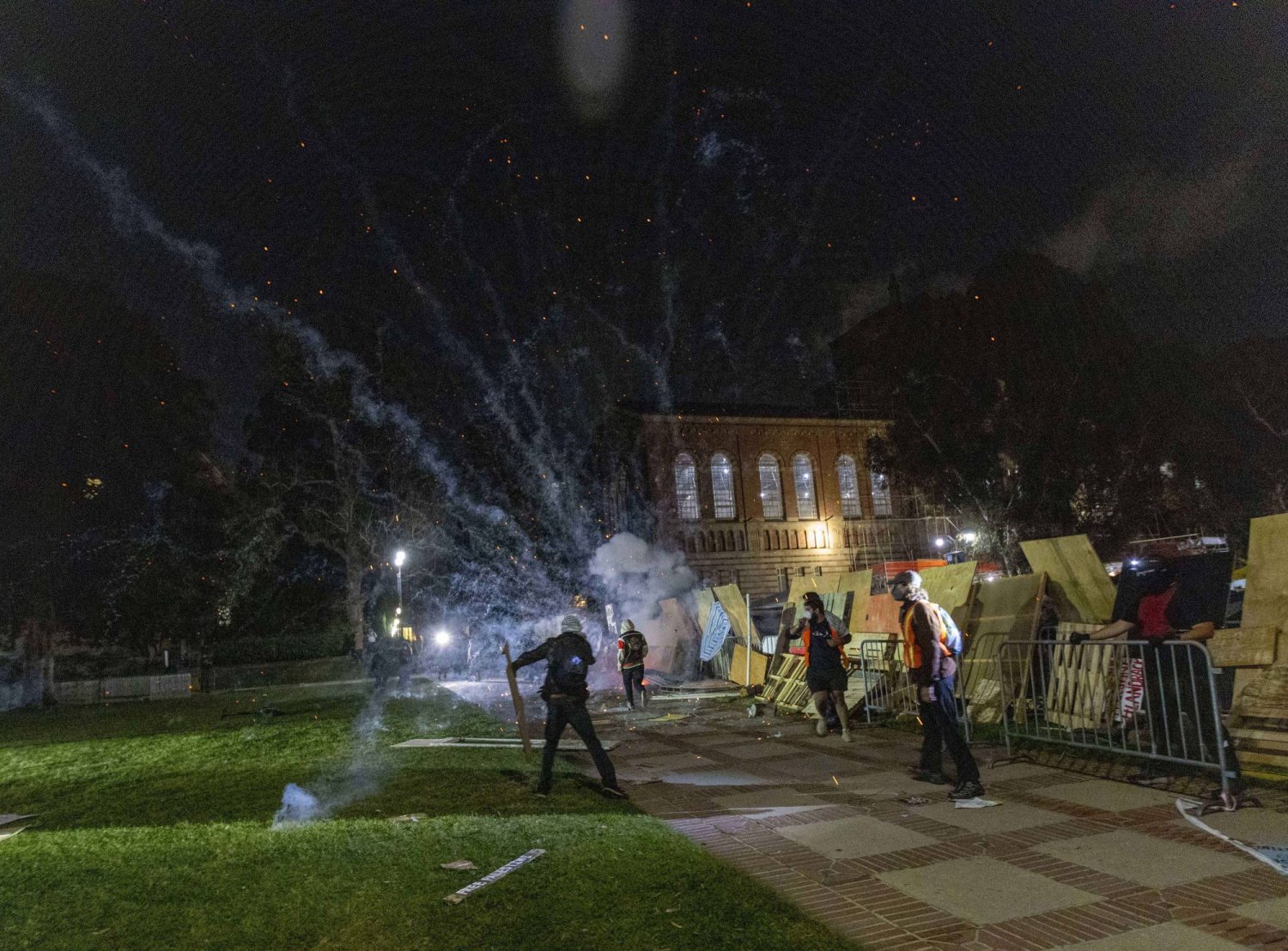 تم إلقاء الألعاب النارية على مخيم الاحتجاج بالحرم الجامعي (د.ب.أ)