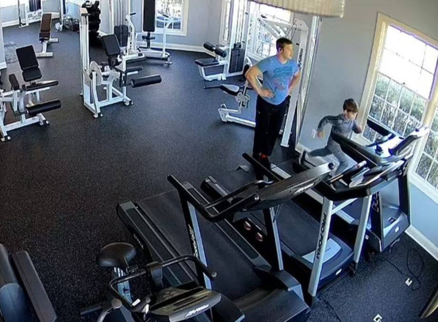 الطفل كوري يركض مسرعاً في صالة التمارين الرياضية تحت مراقبة والده (نيويورك بوست)