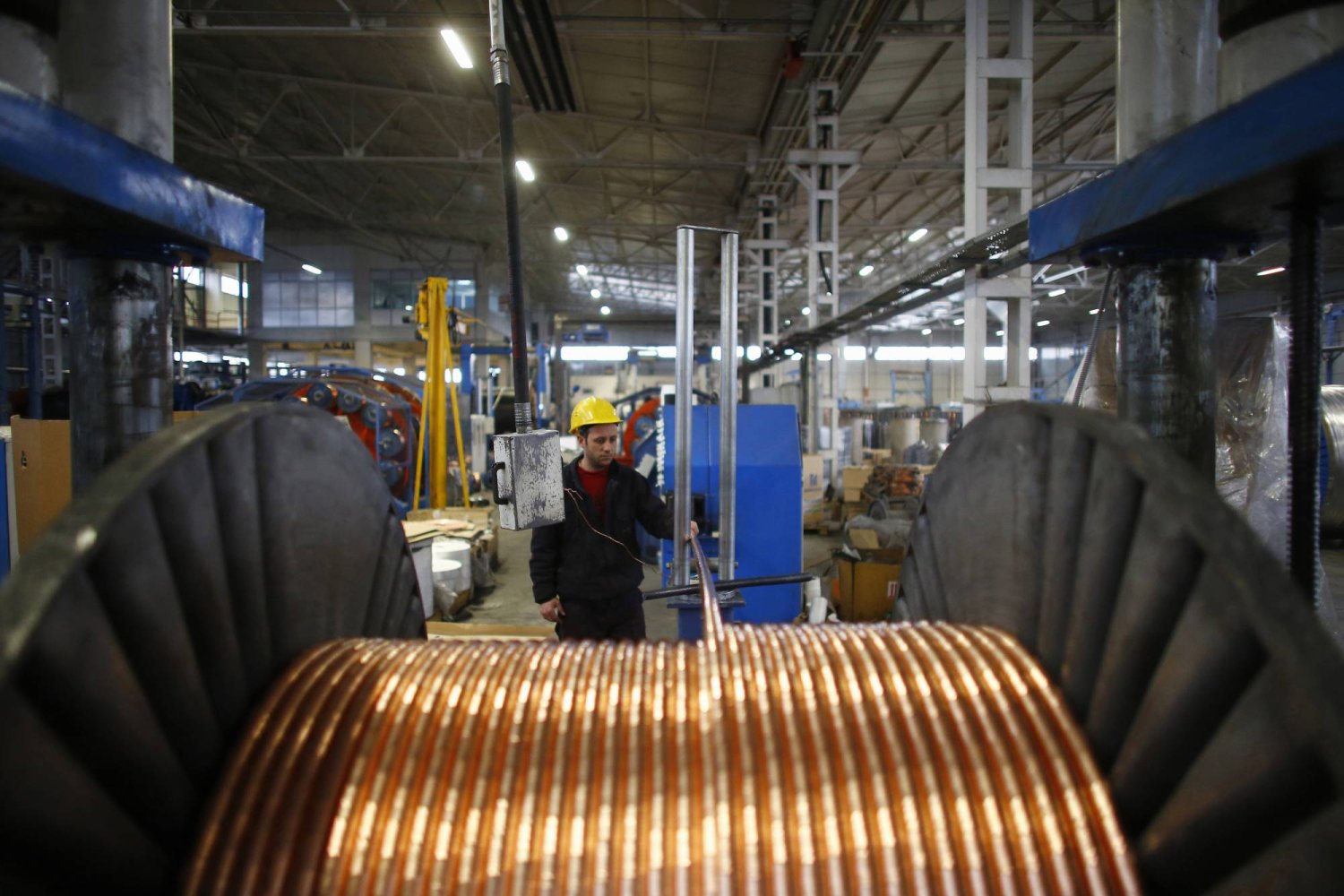 عامل يفحص الكابلات النحاسية التي يتم إنتاجها في مصنع في مدينة قيصري وسط الأناضول بتركيا (رويترز)