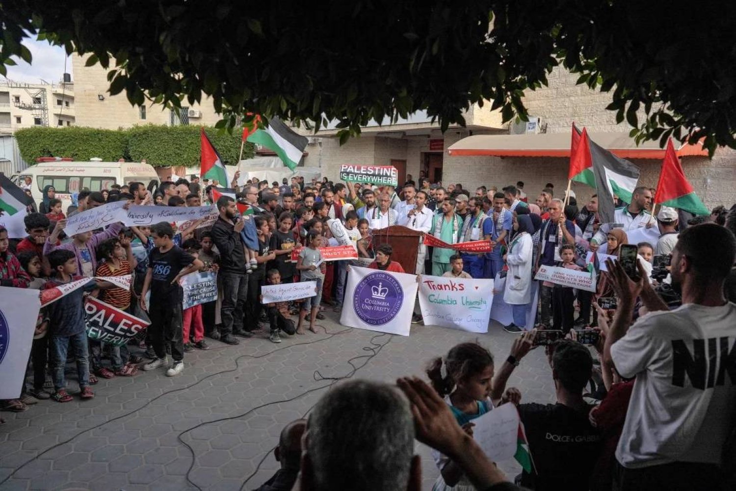 الطاقم الطبي في أحد المستشفيات في دير البلح ينضمون إلى مسيرة لشكر الطلاب المؤيدين للفلسطينيين في الولايات المتحدة (أ.ف.ب)