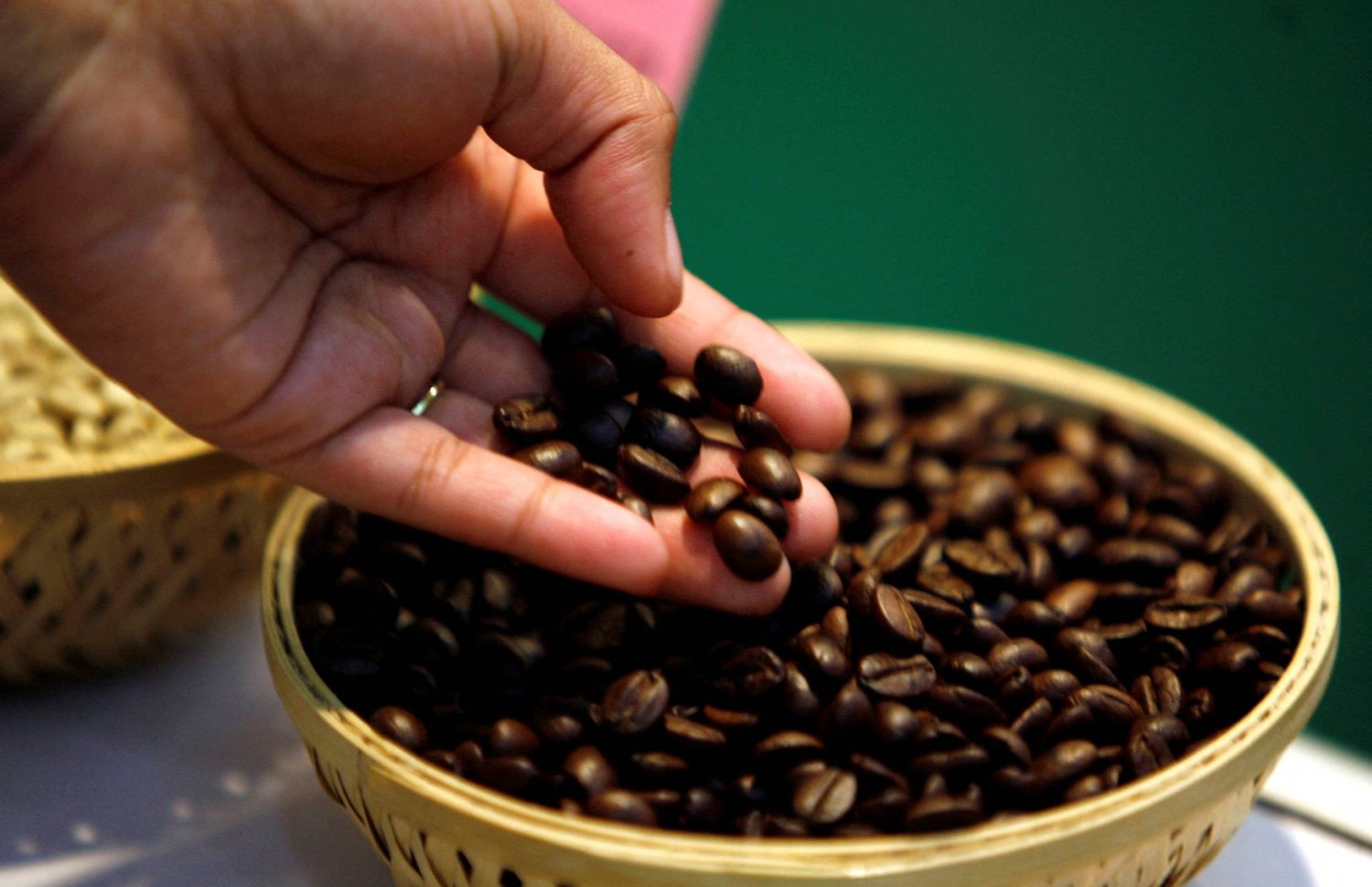 وجدت الدراسات أن بعض أنواع السرطان تكون أقل شيوعاً بين شاربي القهوة (أرشيفية-رويترز)