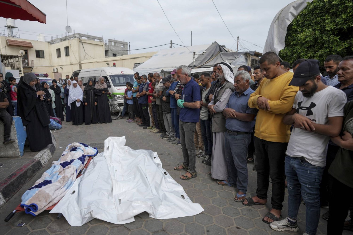 مشيعون يصلون على جثث الفلسطينيين الذين قتلوا في القصف الجوي الإسرائيلي بغزة (أ.ب)