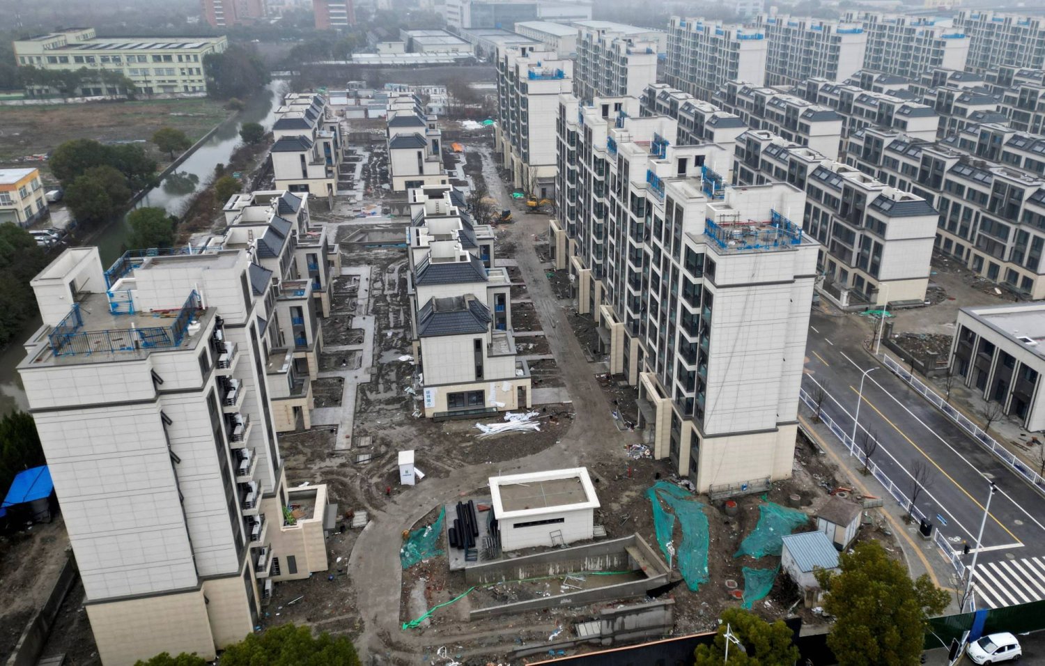 أحد المشروعات تحت الإنشاء لشركة التطوير العقاري الصينية المتعثرة «كانتري غاردن» في مدينة شنغهاي (رويترز)