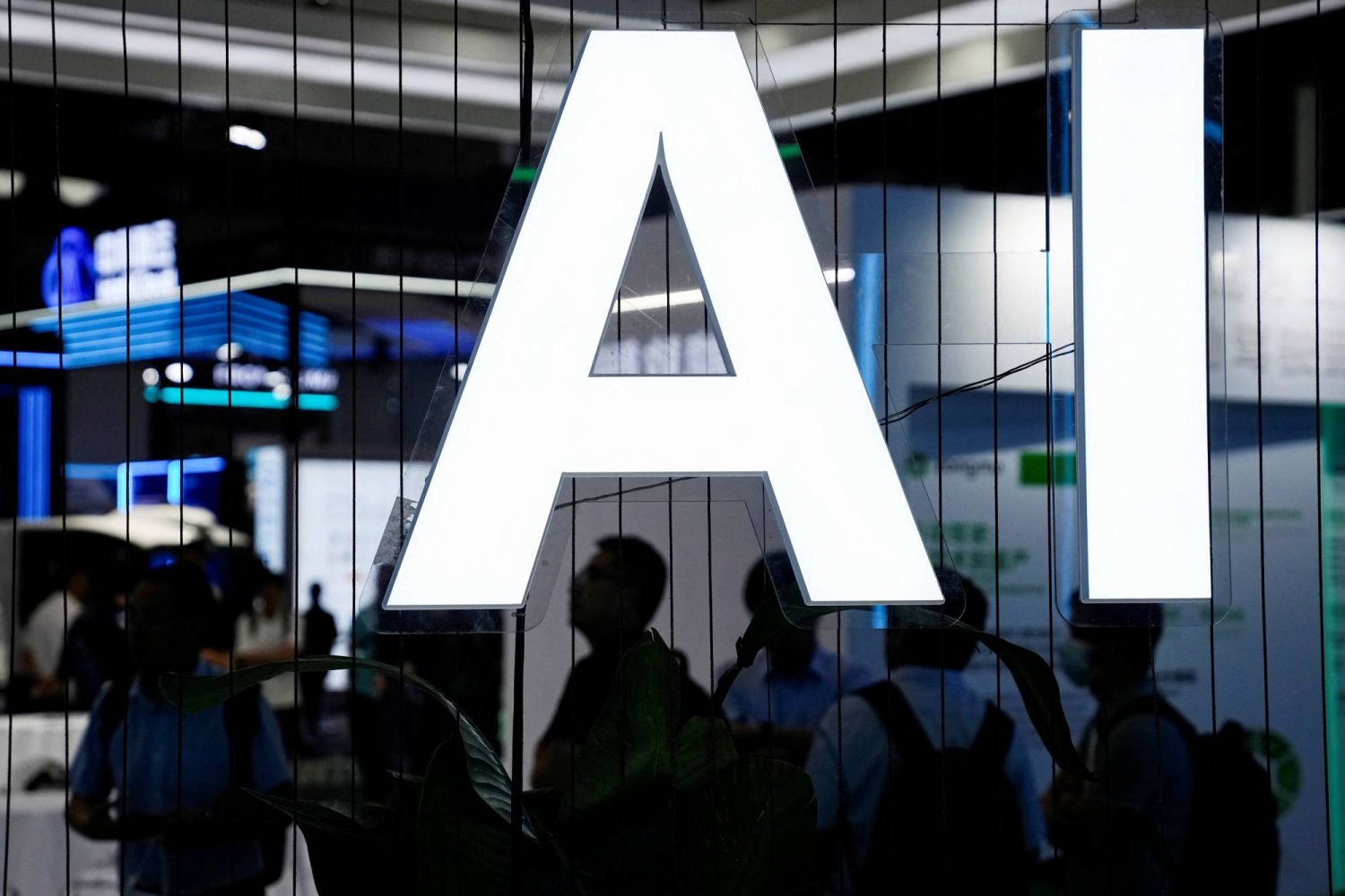 تظهر علامة الذكاء الاصطناعي في المؤتمر العالمي للذكاء الاصطناعي في شنغهاي بالصين (رويترز)