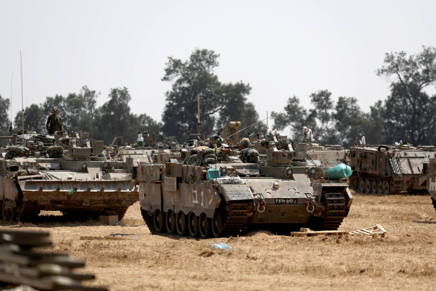 دبابات إسرائيلية متمركزة عند الحدود مع قطاع غزة (إ.ب.أ)