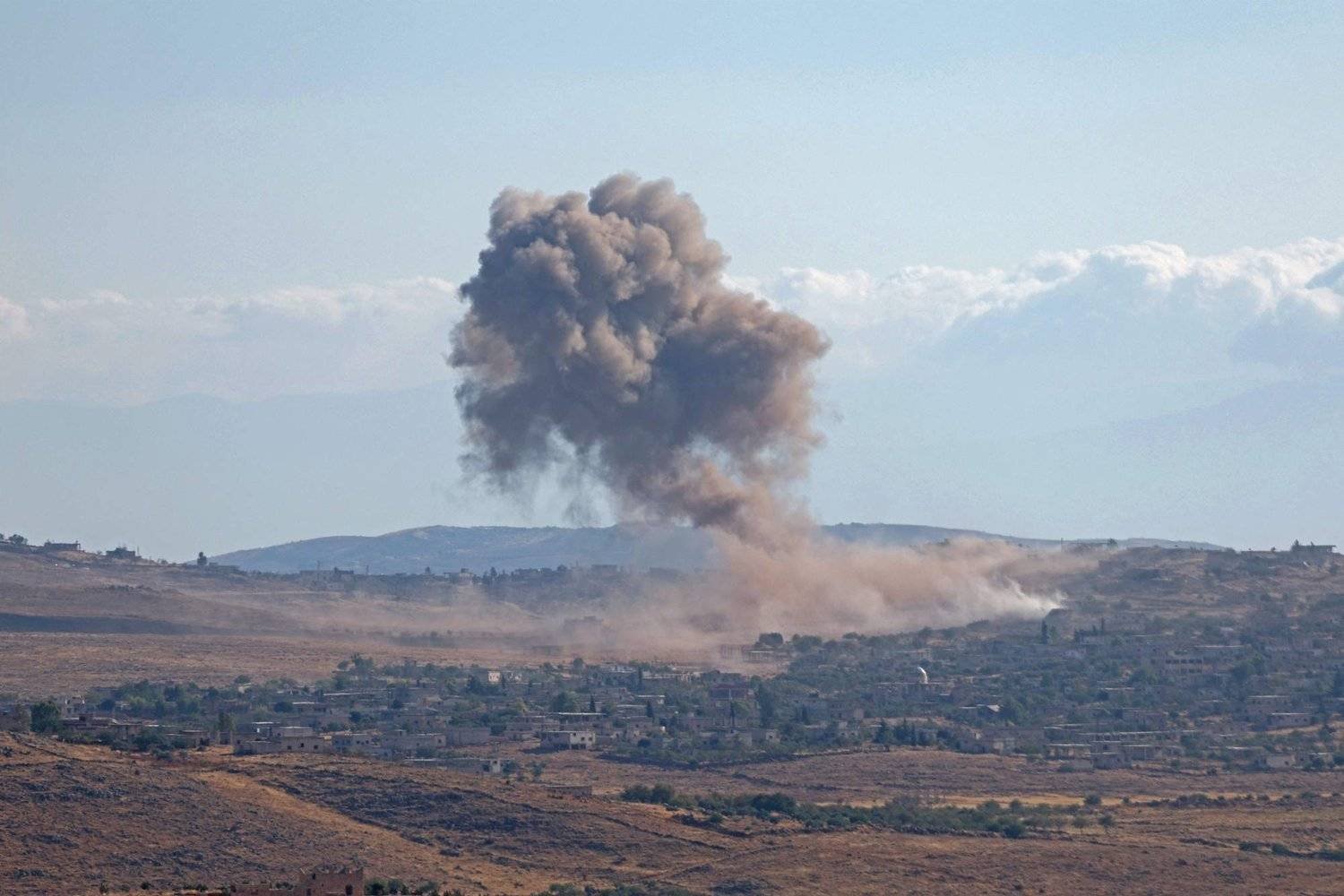 دخان يتصاعد بعد غارة جوية روسية على قرية في محافظة إدلب شمال غربي سوريا (أرشيفية - أ.ف.ب)