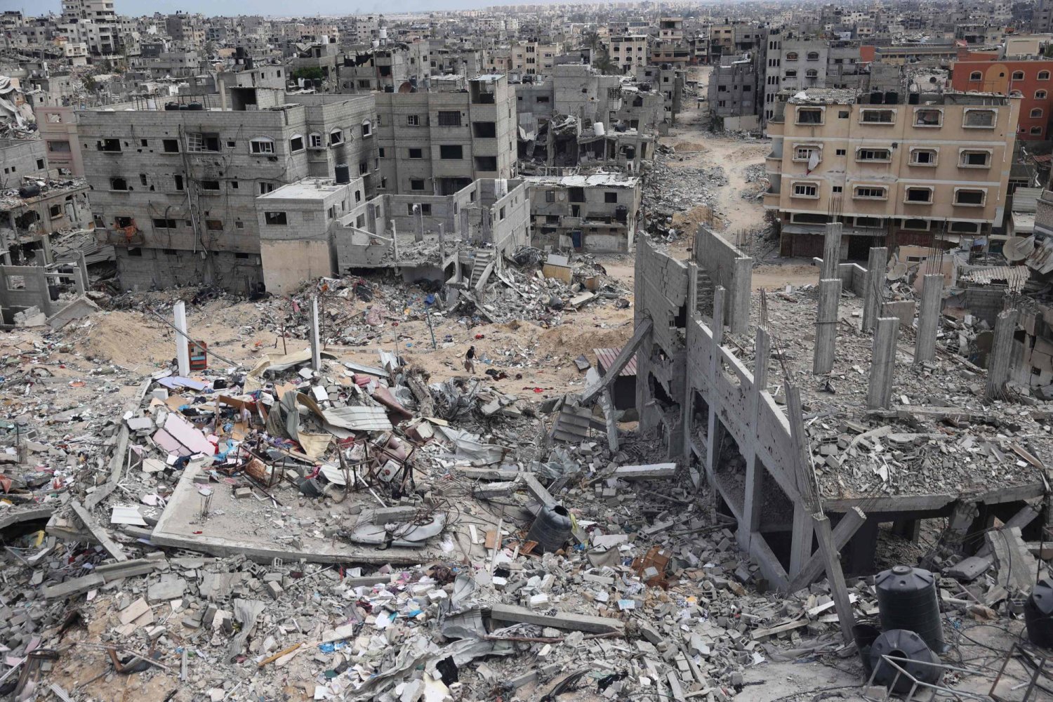 صورة تظهر حيّاً مدمراً في خان يونس جنوب قطاع غزة في 2 مايو 2024 (أ.ف.ب)