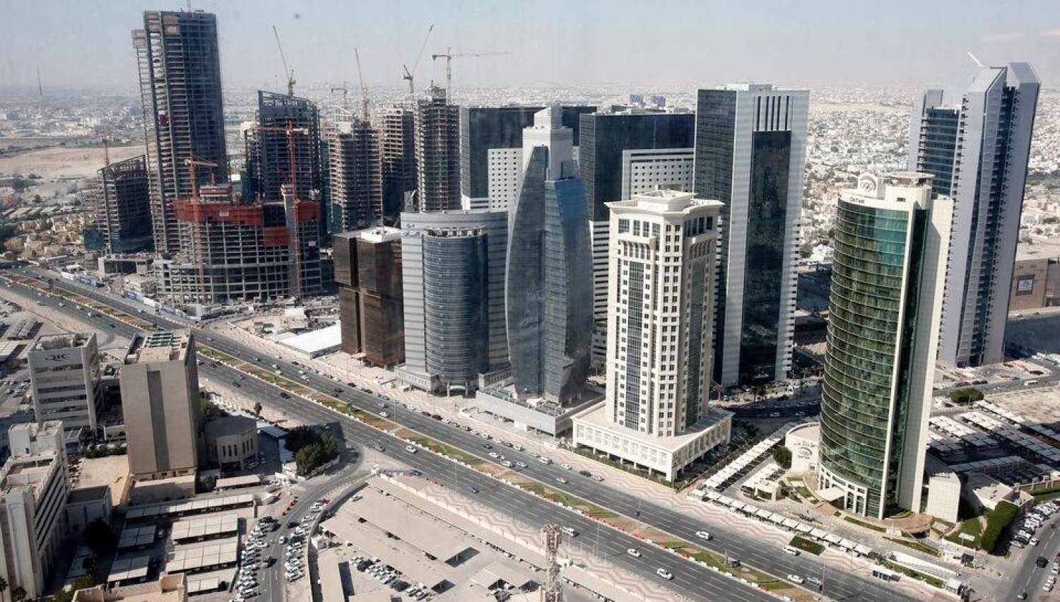 قطر استغلت الفائض في الميزانية لخفض الدين العام (رويترز)