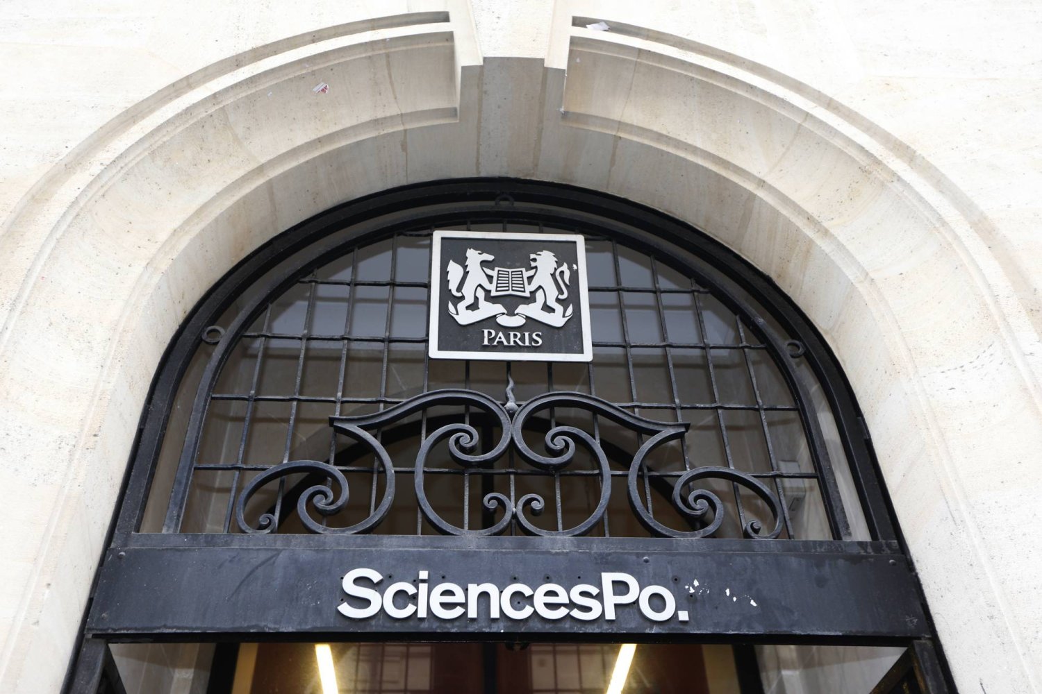 المدخل الرئيسي لمعهد العلوم السياسية في باريس بفرنسا 28 مايو 2013 (رويترز)