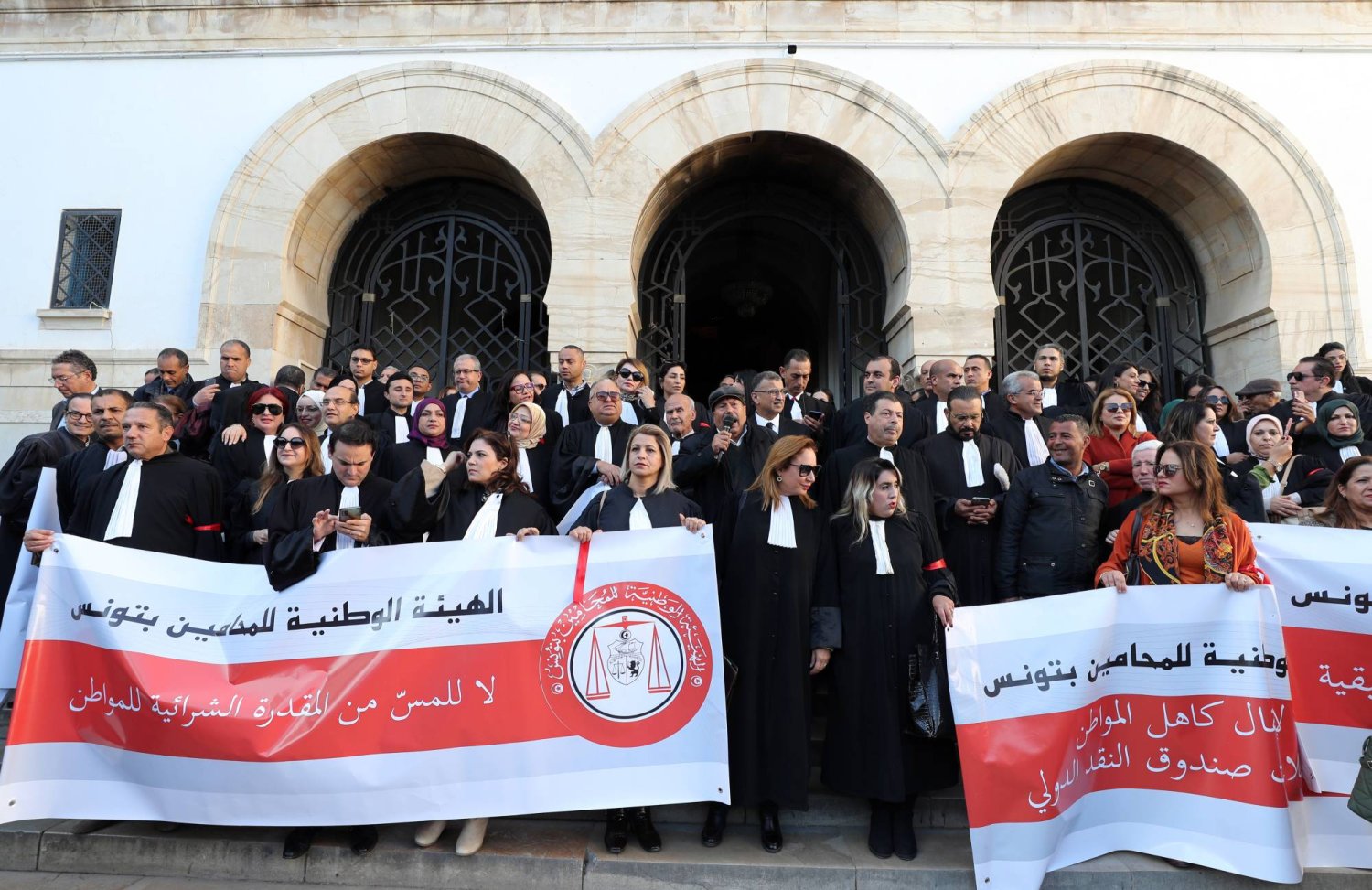 جانب من إضراب المحامين التونسيين بالعاصمة في يناير الماضي (إ.ب.أ)