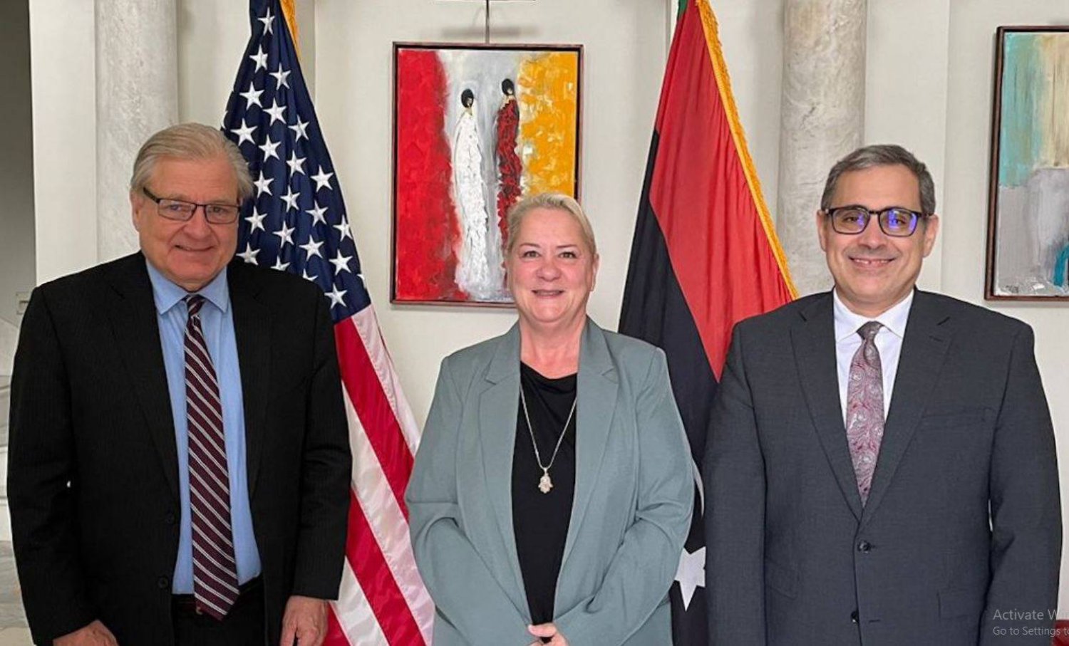 السفيرة الكندية لدى ليبيا تتوسط المبعوث الأميركي والقائم بأعمال السفارة (السفارة الأميركية)