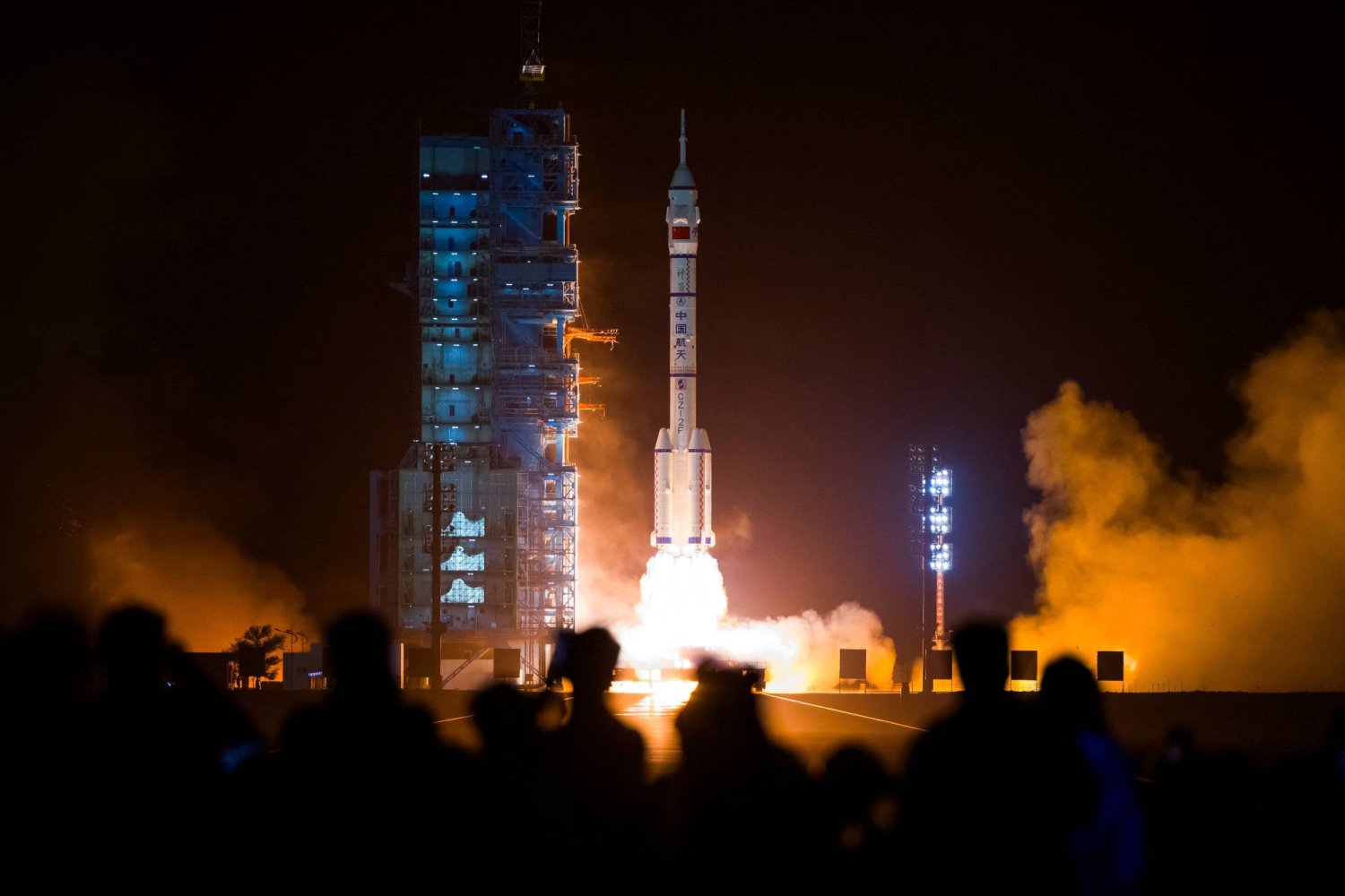 صاروخ صيني يحمل المركبة الفضائية «شينزو 18» من مركز تشيكوان لإطلاق الأقمار الاصطناعية في مهمة إلى محطة الفضاء الصينية (رويترز)