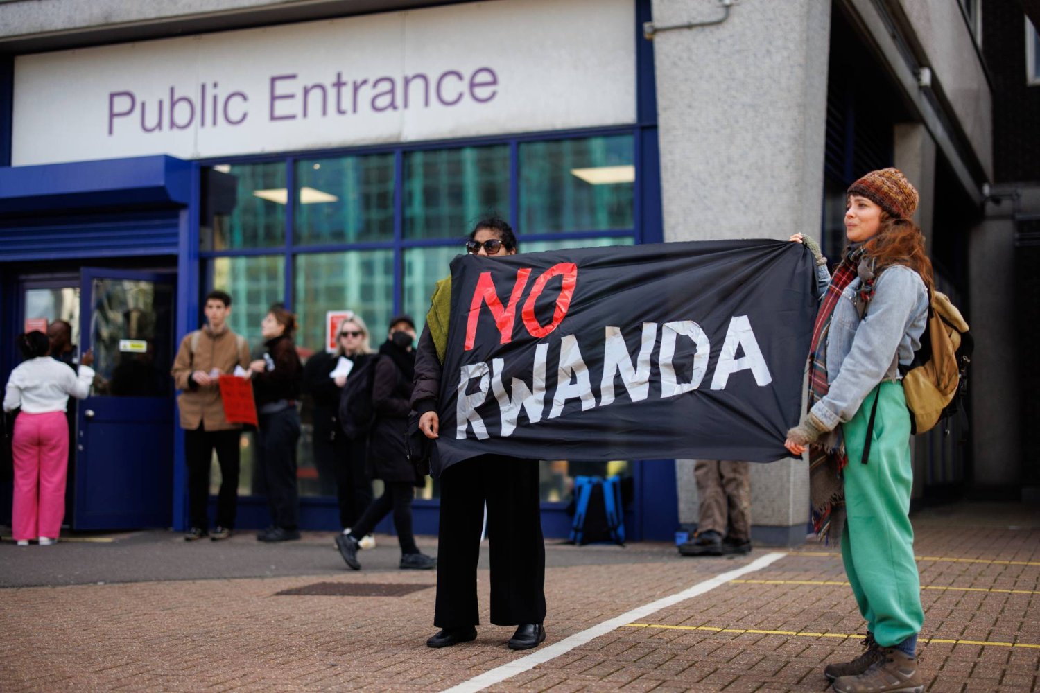 ناشطون في المملكة المتحدة يحاولون ثني الحكومة عن القيام بعمليات ترحيل مهاجرين إلى رواندا (إ.ب.أ)