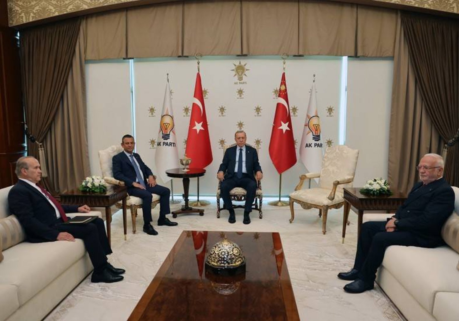 جانب من لقاء إردوغان وأوزيل في مقر حزب العدالة والتنمية الحاكم - الخميس (الرئاسة التركية)