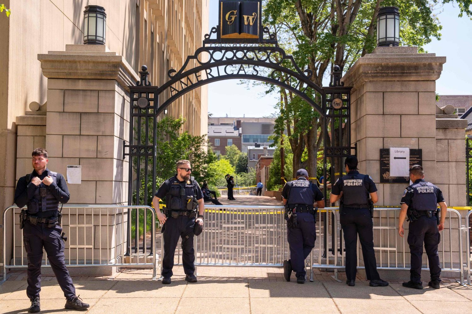 ضباط شرطة يقفون قرب مظاهرة في جامعة جورج واشنطن (أ.ف.ب) 