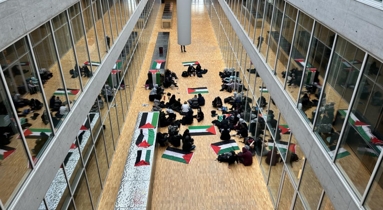 طلاب مؤيدين للفلسطينيين يحتلون قاعة في ردهة مبنى تابع لجامعة لوزان السويسرية (موقع راديو وتلفزيون سويسرا) 