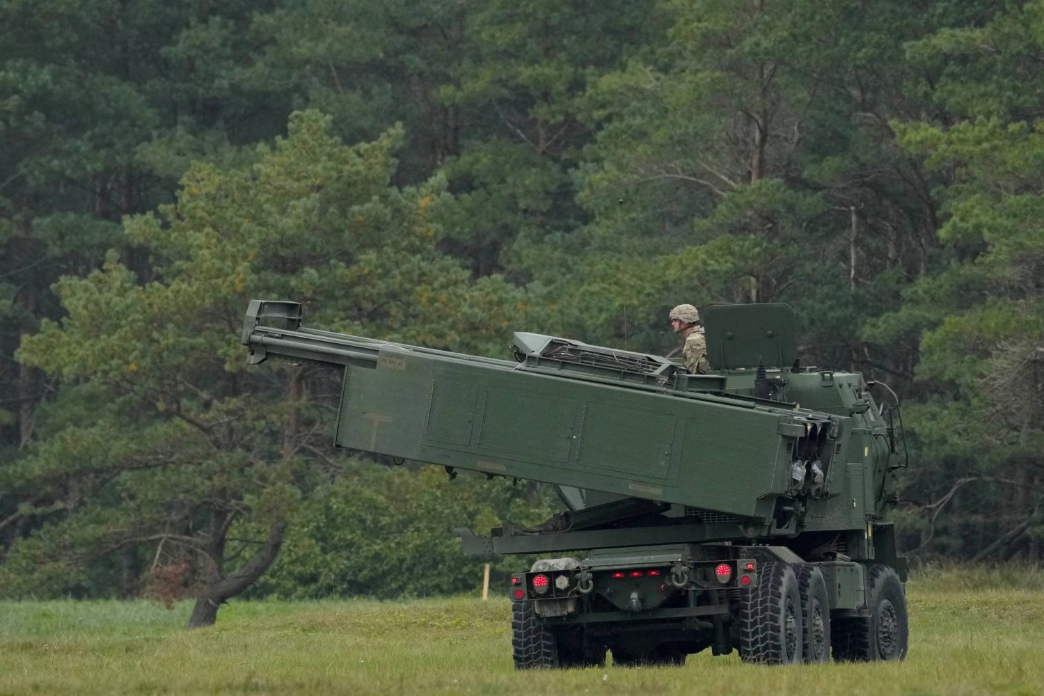 نظام صاروخي مدفعي عالي الحركة M142 (HIMARS) أميركي الصنع يشارك في مناورة عسكرية بالقرب من ليباجا، لاتفيا، 26 سبتمبر 2022 (رويترز)
